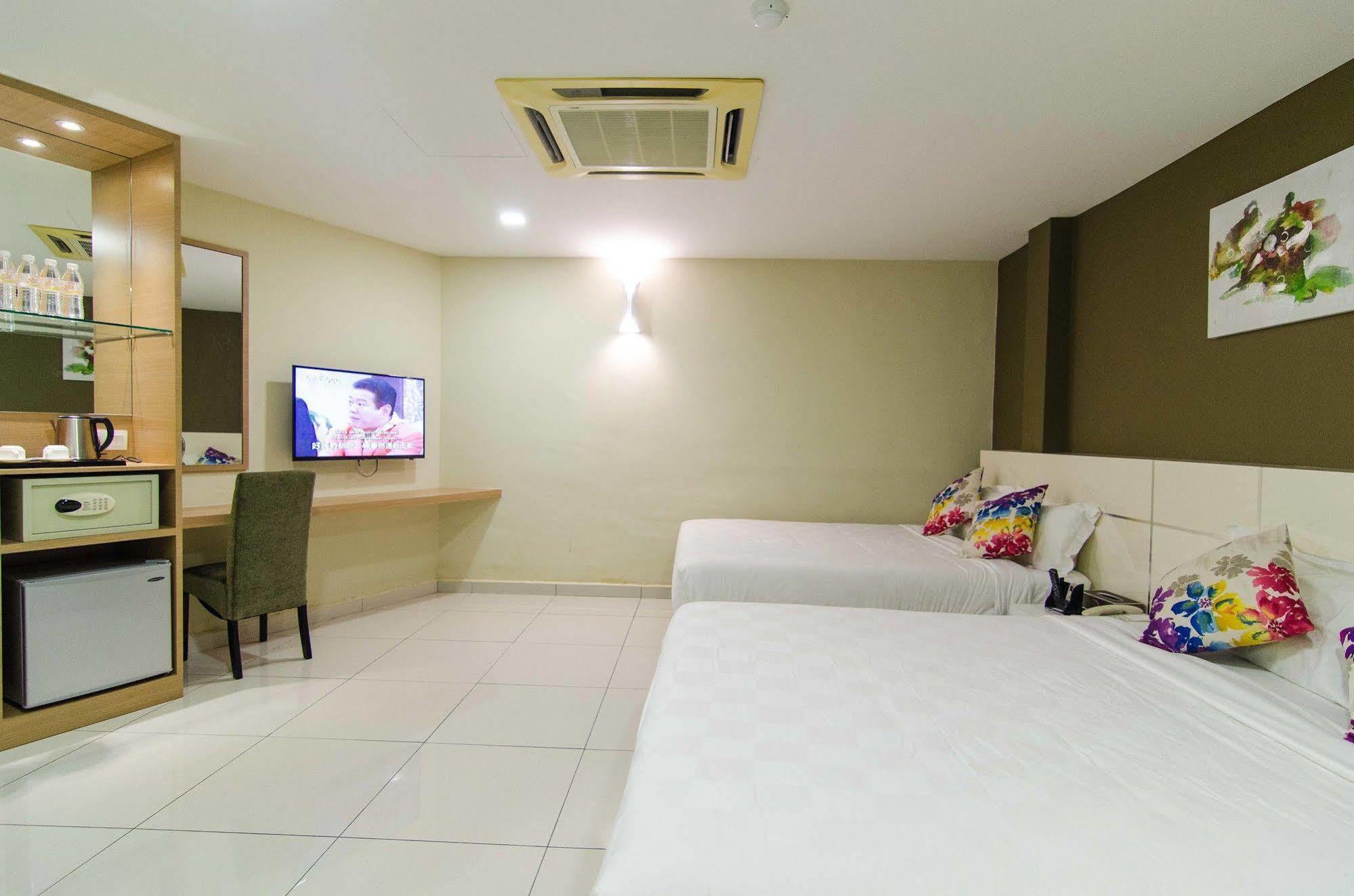 Hotel Mornington Bukit Permata Lumut Bagian luar foto