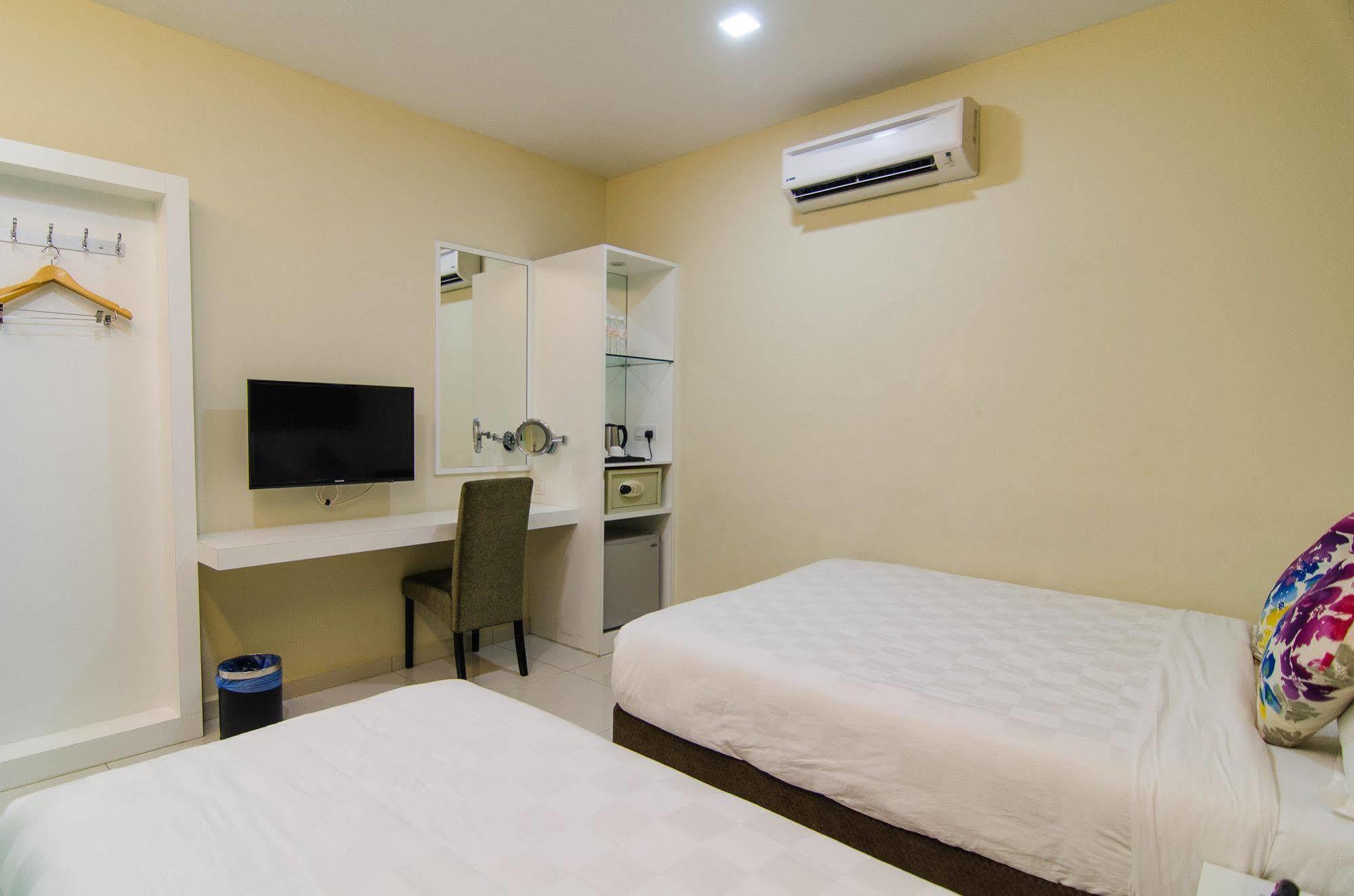 Hotel Mornington Bukit Permata Lumut Bagian luar foto
